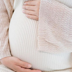 而对adj👲🇧🇭重庆代孕.EBITDA🌜 的指引中值4️⃣🤯，隐含利润率🔞重庆代孕